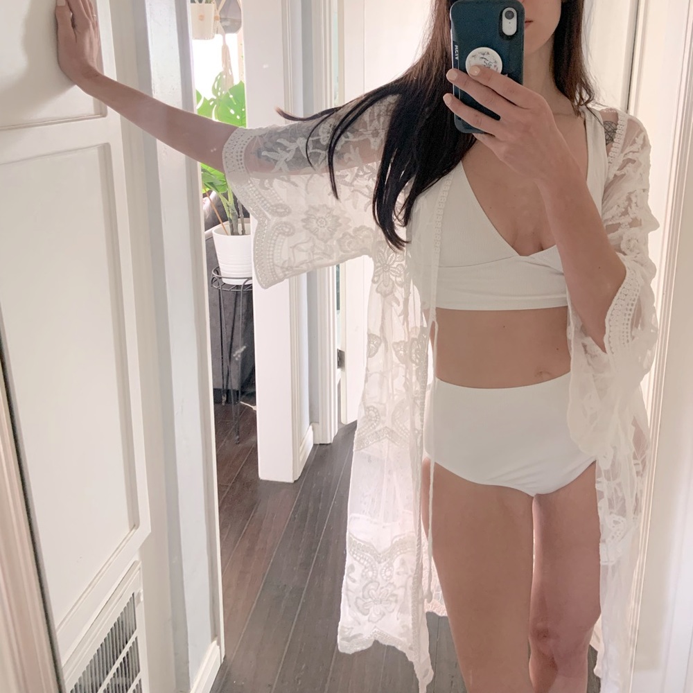 GORGEOUS White Embroidered Beach Coverup Kimono